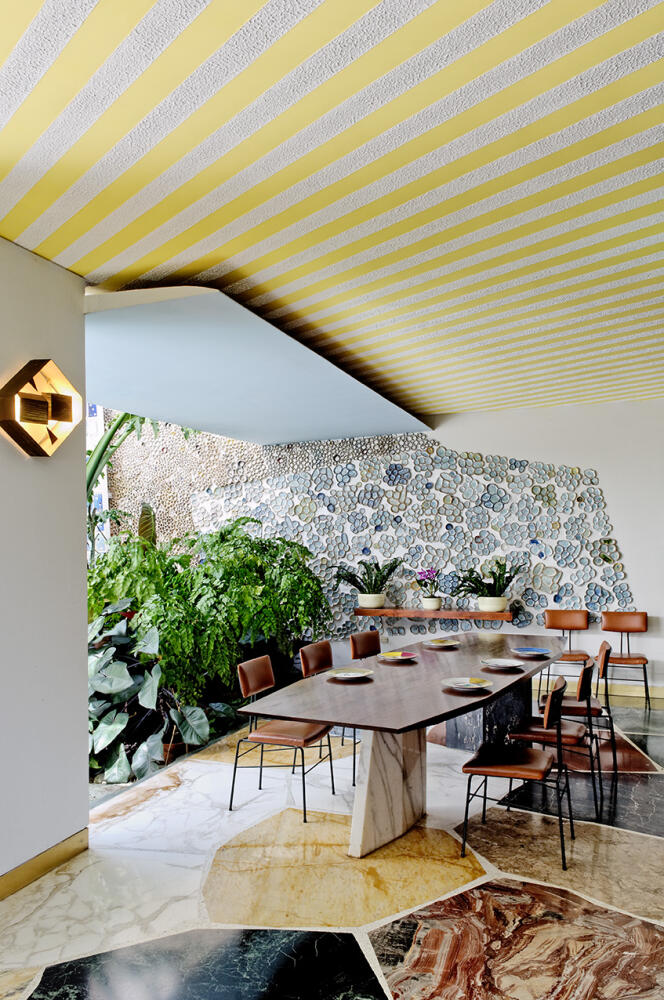 Plafond rayé de jaune, kaléidoscope de marbre, motifs géométriques au mur, mobilier sculptural : telle est la salle à manger d’extérieur de la villa Planchart à Caracas (1957).