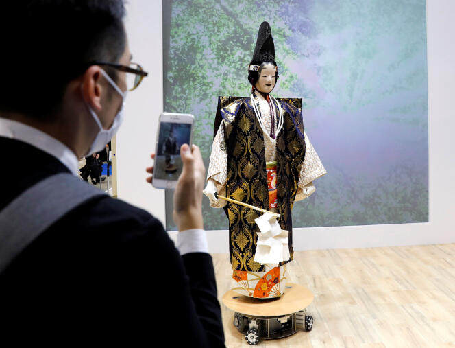 Le robot acteur de théâtre nô mis au point par la société Seed Solutions, à Tokyo, le 17 octobre.