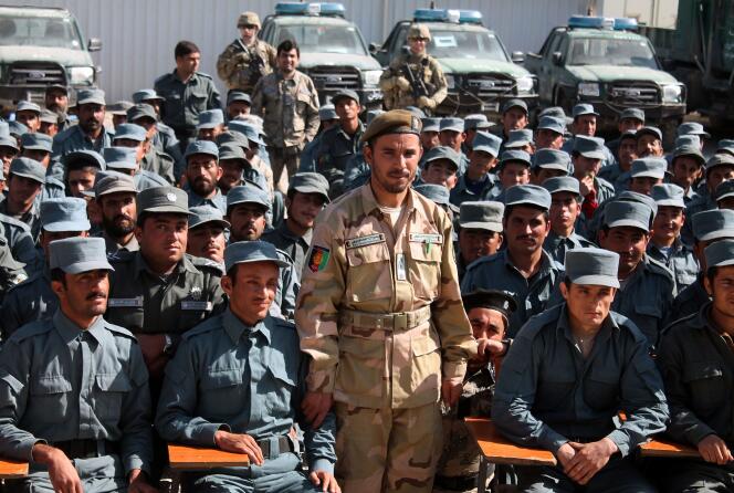 Parmi les victimes figure le chef de la police de Kandahar, le général Abdul Raziq, représenté ici le 19 février 2017, auprès de ses troupes.