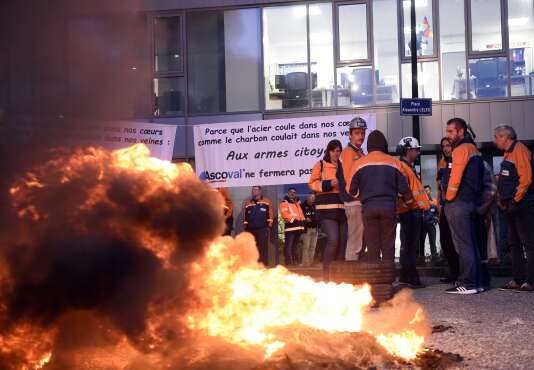 Des employés d’Ascoval bloquent le siège de l’entreprise, à Valenciennes (Nord), le 18 octobre 2018.