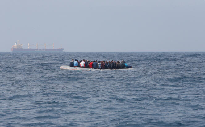 Un bateau de migrants parti des côtes marocaines, dans le détroit de Gibraltar, le 27 juillet.