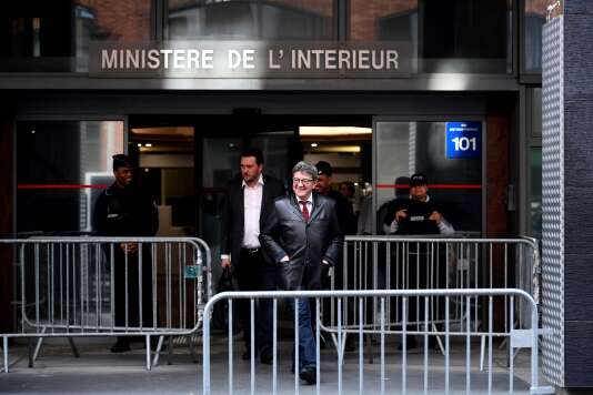 Jean-Luc Mélenchon le 18 octobre à Nanterre, à la sortie d’une audition à l’Office central de lutte contre la corruption et les infractions.