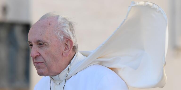 Pope Francis arrives to give his weekly general audience on St.Peter's square on September 26, 2018.  / AFP / Tiziana FABI
