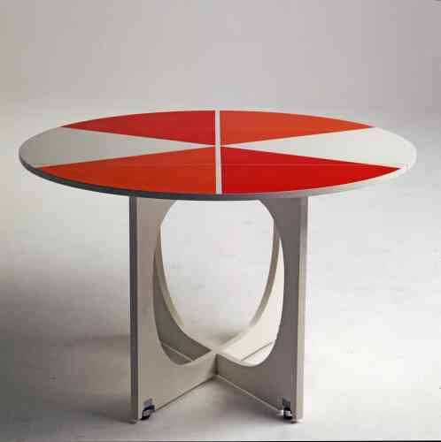 La table pliante de la série Apta (1970) en formica, bois et laiton, se plie comme un origami.