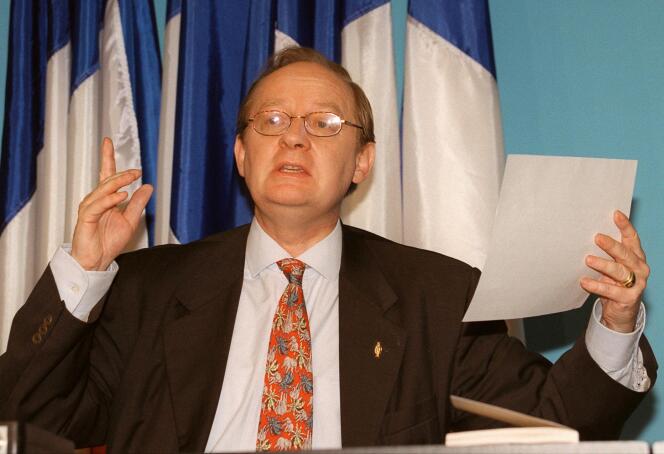 Yvan Blot, alors député européen, lors d’une conférence de presse, le 4 février 1999, à Paris.