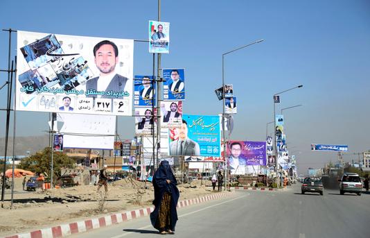 RAHMAT GUL / AP Affiches des candidats à l’élection parlementaire afghane, dans les rues de Kaboul, le 9 octobre.