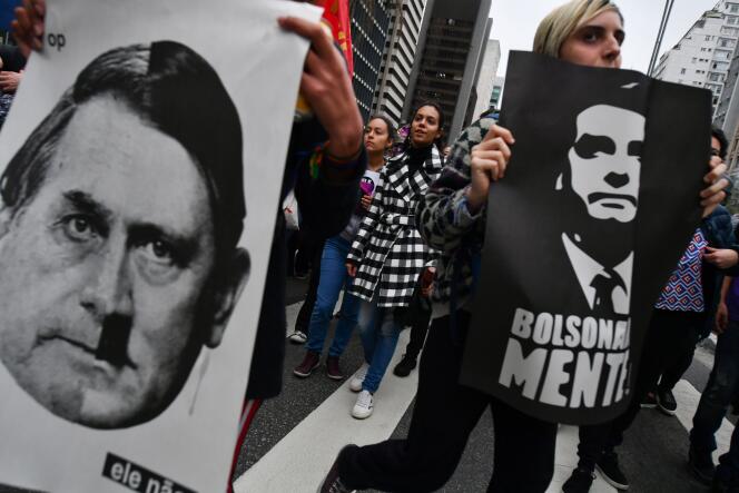 « Bolsonaro méprise le combat pour les droits humains » (Photo: opposant à Bolsonaro, le 26 octobre, à Sao Paulo, assimilant le candidat brésilien à Hitler).