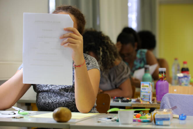 Epreuve de philosophie au baccalauréat pour les lycéens du Moulin-Joli, à La Possession, sur l’île de La Réunion, en 2017.