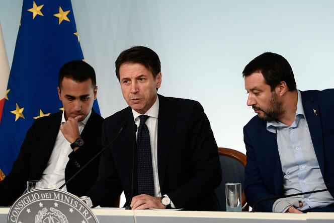 Présentation du budget italien par le premier ministre, Guiseppe Conte entouré de Luigi Di Maio et Matteo Salvini, à Rome, le 15 octobre.