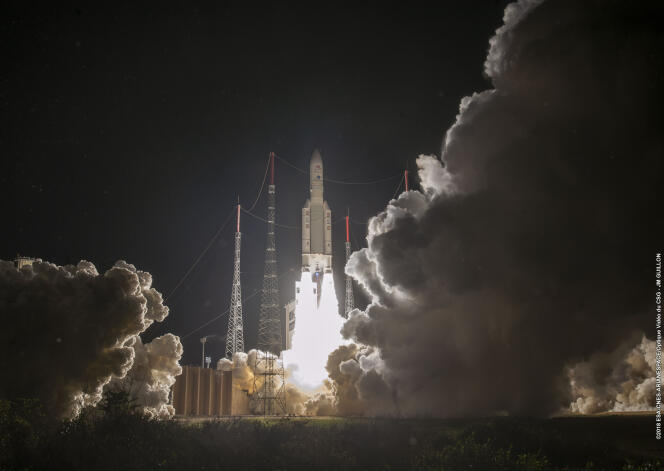Décollage de la fusée Ariane 5 emportant la sonde BepiColombo à destination de Mercure.