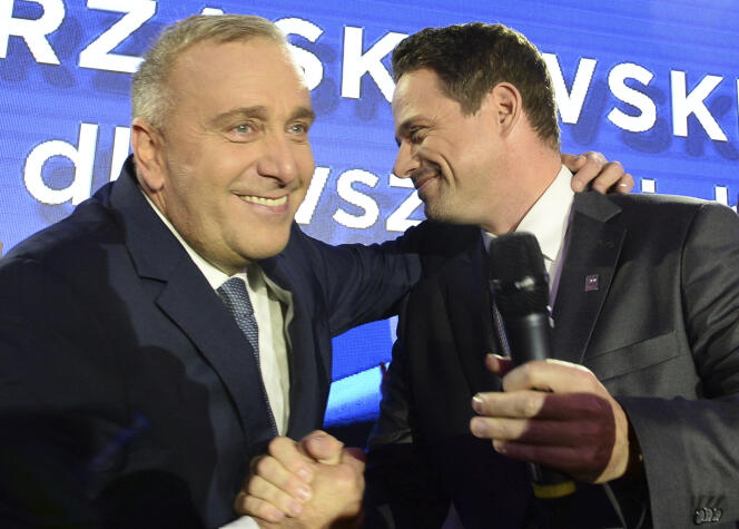 Le candidat du principal parti d’opposition Coalition civique, Rafal Trzaskowski est félicité par le chef de file du parti, Grzegorz Schetyna, après l’annonce des premiers résultats le donnant vainqueur pour prendre la tête de la mairie de Varsovie, le 21 octobre à Varsovie.
