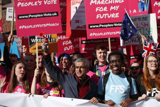 Le maire de Londres, Sadiq Khan (au centre), a pris part à la manifestation, à Londres, le 20 octobre.