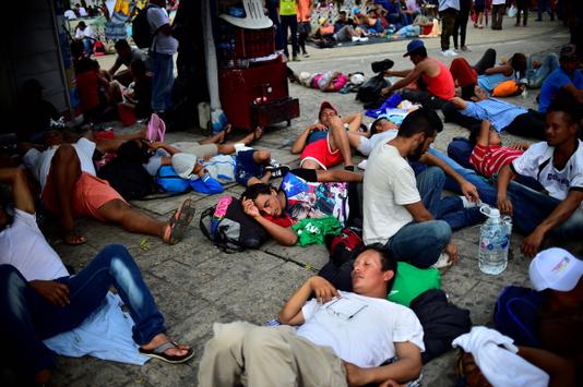 PEDRO PARDO / AFP Des Honduriens participant à la marche pour rejoindre les Etats-Unis se reposent sur la place principale de Tapachula, au Mexique, le 21 octobre.