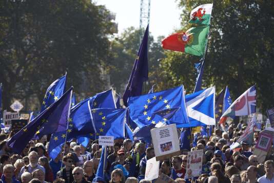 Les manifestants agitaient des drapreaux européens, dans le centre de Londres, le 20 octobre.