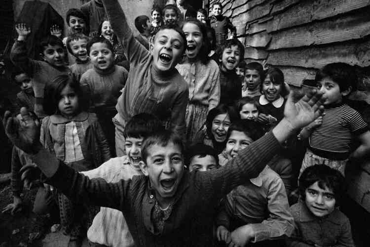 Des enfants jouent dans le quartier de Tophane, à Istanbul, à proximité des quartiers de la ville autrefois peuplés par les minorités grecque, arménienne et juive, remplacées dans la deuxième moitié du XXe siècle par des immigrants venus d’Anatolie.