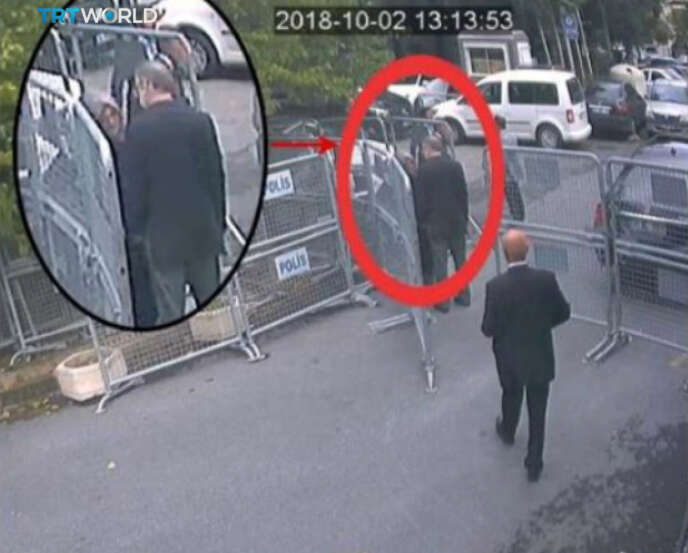 Une image de vidéosurveillance montre Jamal Khashoggi (dans le cercle rouge) à côté de sa fiancé devant le consulat d’Arabie saoudite à Istanbul, le 2 octobre.