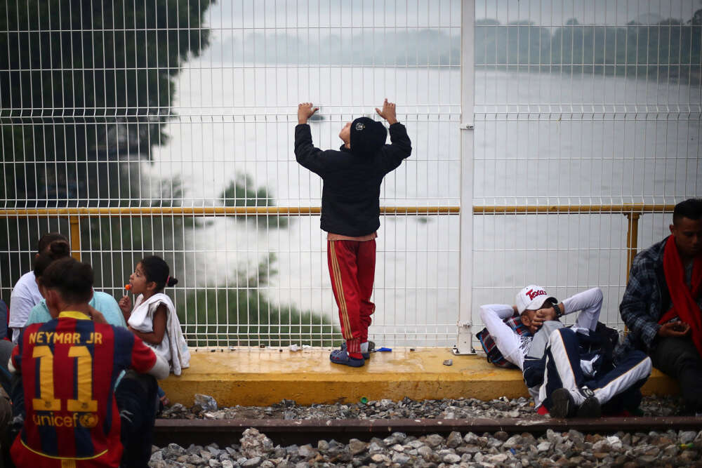Les migrants attendent pendant plusieurs jours sur le pont dâ€™Hidalgo lâ€™ouverture de la frontiÃ¨re mexicaine, le 20 octobre.