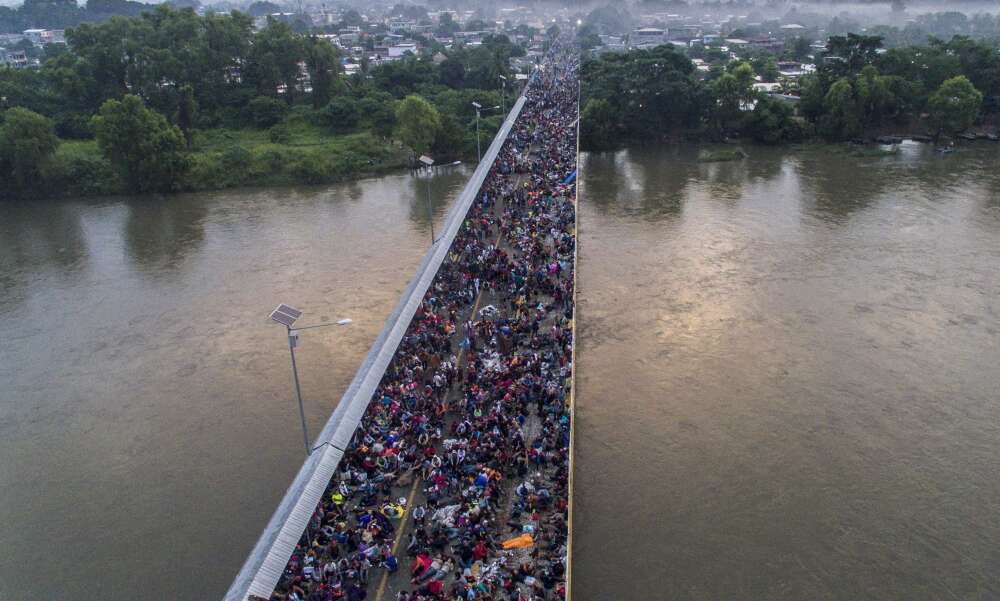 AprÃ¨s avoir Ã©tÃ© arrÃªtÃ©s Ã  la frontiÃ¨re mexicaine, des miliers de migrants se retrouvent coincÃ©s sur le pont entre la ville de Tecun Uman, au Guatemala, et celle dâ€™Hidalgo, au Mexique, le 20 octobre.