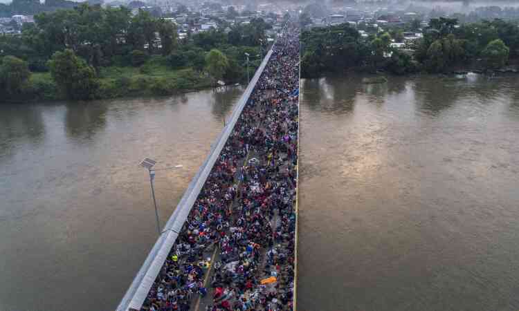 Après avoir été arrêtés à la frontière mexicaine, des miliers de migrants se retrouvent coincés sur le pont entre la ville de Tecun Uman, au Guatemala, et celle d’Hidalgo, au Mexique, le 20 octobre.