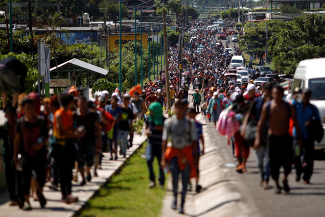 Des migrants venus d’Amérique centrale marchent le long d’une route mexicaine, à Tapachula, le 21 octobre.