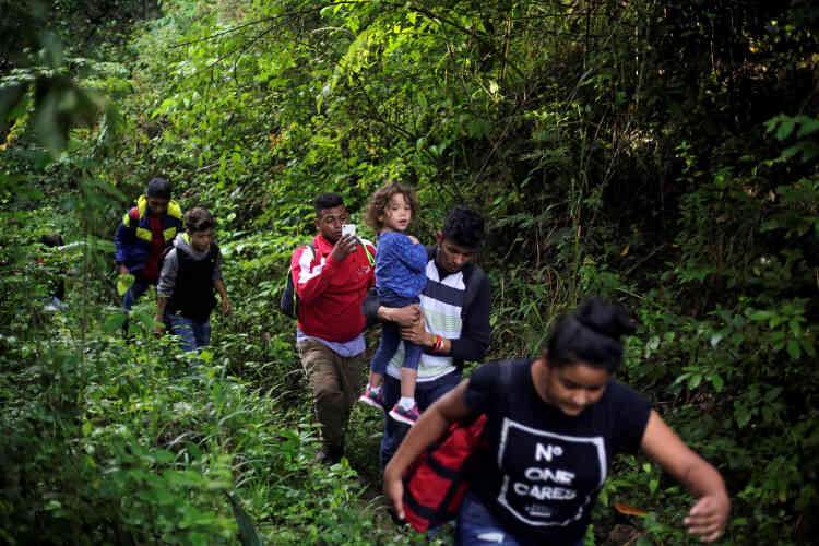 Certains migrants passent par une forêt du sud-ouest du Honduras afin d’entrer au Guatemala. Depuis le 13 octobre, en réponse à un appel sur les réseaux sociaux, des miliers de migrants se sont rassemblés au départ du Honduraspour marcher vers les Etats-Unis en passant par le Guatemala et le Mexique.
