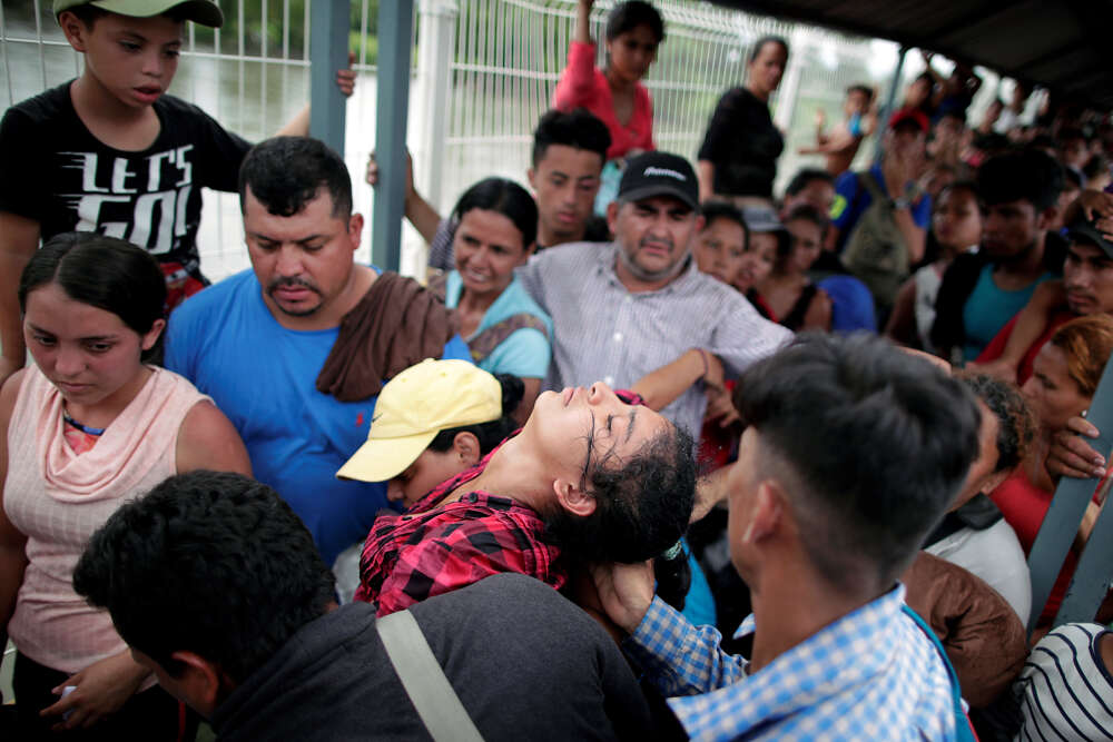 Une femme fait un malaise sur le pont dâ€™Hidalgo. Sous la chaleur et sans beaucoup dâ€™eau, des migrants honduriens attendent afin de dÃ©poser une demande dâ€™asile au Mexique pour continuer leur voyage vers les Etats-Unis.