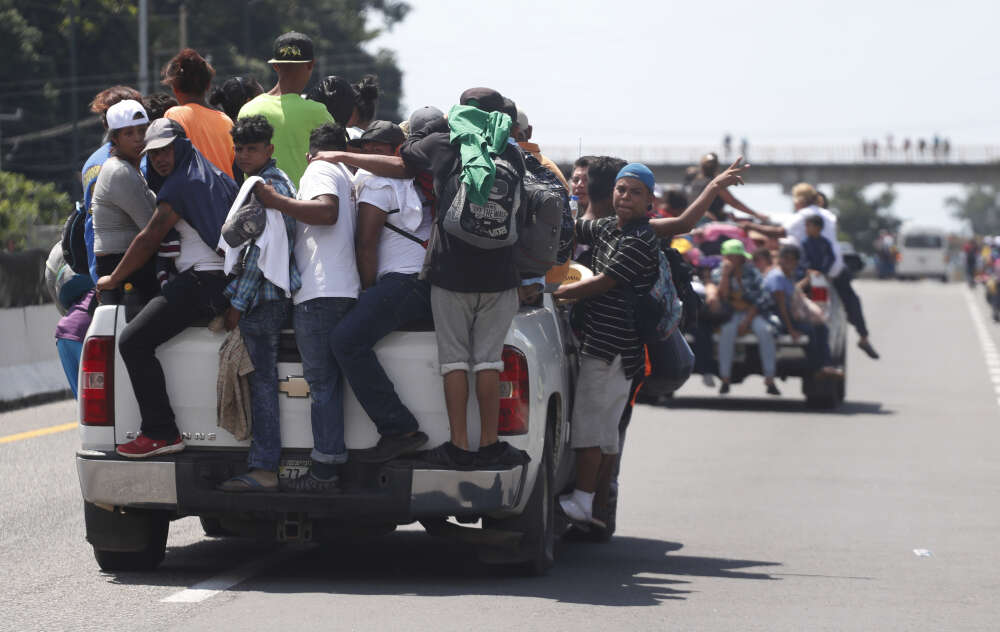 A lâ€™approche de la ville de Tapachula, au Mexique, des chauffeurs aident les migrants honduriens Ã  arriver en ville, le 21 octobre.