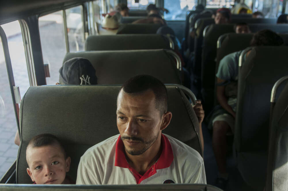 EpuisÃ©s par la marche sous la chaleur et avec trÃ¨s peu dâ€™eau, des migrants honduriens font demi-tour en empruntant des bus de la police guatemaltÃ¨que qui les ramÃ¨nent Ã  la frontiÃ¨re hondurienne, le 21 octobre.