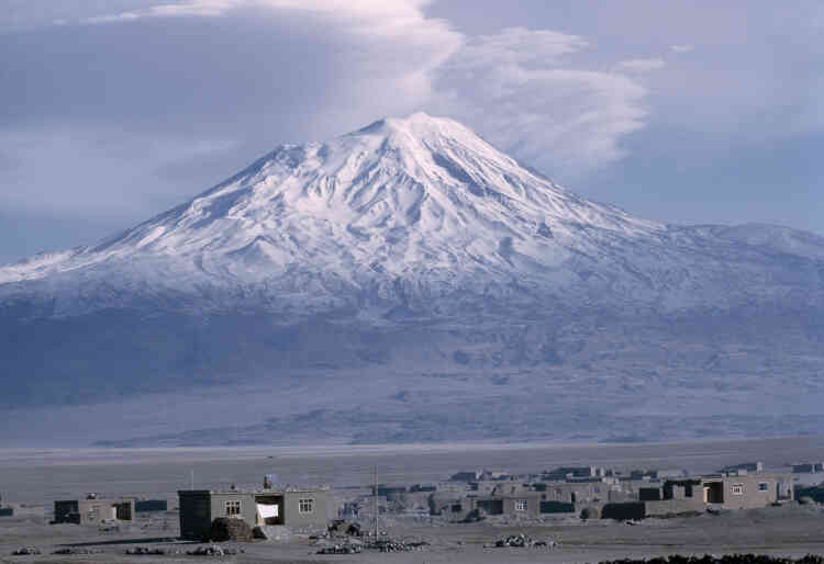 L’identité arménienne d’Ara Güler ne transparaît que de manière très discrète dans son œuvre. A la frontière fermée entre l’Arménie et la Turquie, le mont Ararat est un symbole central de l’imaginaire national arménien.
