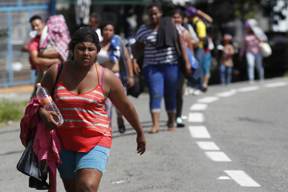 AprÃ¨s avoir rÃ©ussi Ã  passer la frontiÃ¨re mexicaine, des migrants honduriens poursuivent leur chemin vers les Etats-Unis, aux environs de Tapachula, au Mexique, le 21Â octobre.