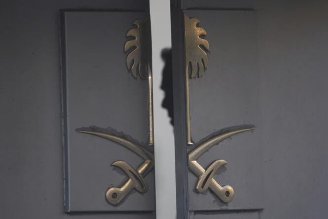 Sur cette photo d’archives du 16 octobre 2018, un personnel de sécurité est vu à l’intérieur de l’entrée du consulat d’Arabie saoudite à Istanbul.