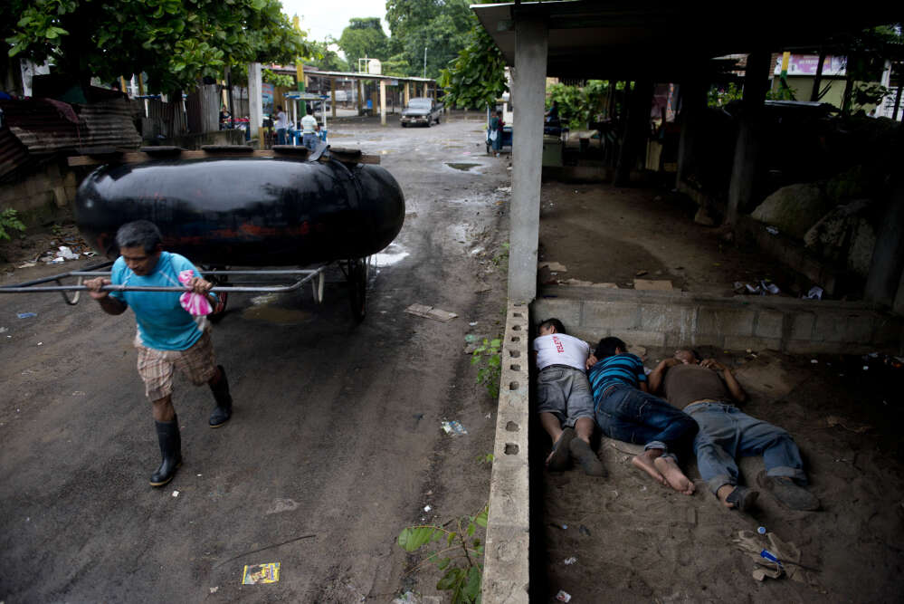 Dans la ville de Tecun Uman, Ã  la frontiÃ¨re mexicaine cÃ´tÃ© Guatemala, un homme porte un radeau de fortune, tandis que des migrants honduriens dorment, le 19 octobre.