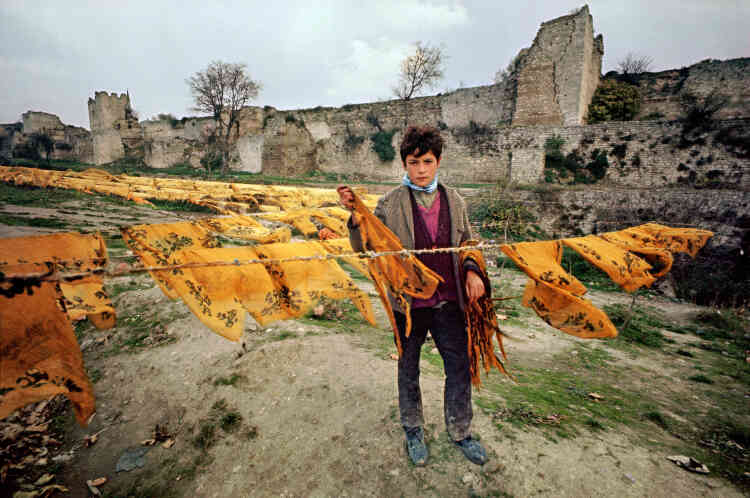 Un enfant travaille dans une fabrique de tissus. Le travail est un des sujets majeurs de l’œuvre d’Ara Güler qui a beaucoup documenté l’existence des plus modestes à Istanbul.