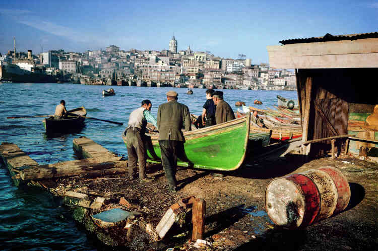 Des pêcheurs sur les rives du Bosphore. Ara Güler a consacré un célèbre reportage au quotidien des pêcheurs arméniens du Bosphore. Cette activité, très intense jusqu’au milieu du XXe siècle, n’a cessé de décliner avant de disparaître totalement.