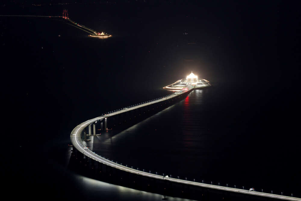 Vue de nuit de la section immergÃ©e du pont entre Macao et Hong Kong.