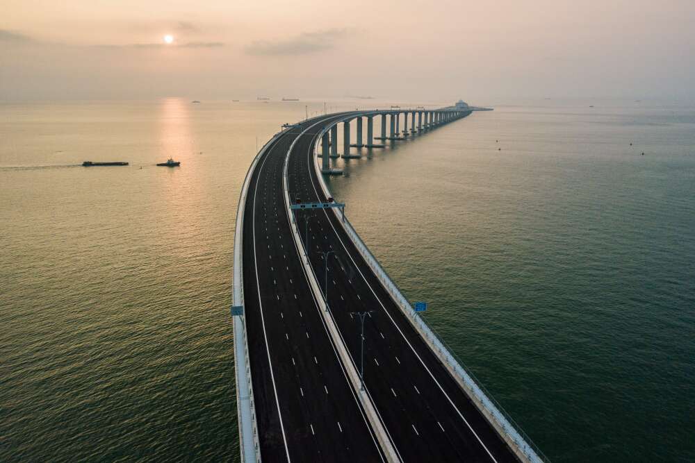 Une section du pont avant quâ€™il ne se transforme en tunnel. Lâ€™inauguration du pont se tient un mois aprÃ¨s lâ€™ouverture dâ€™une nouvelle ligne de chemin de fer Ã  haute vitesse entre Hong Kong et le continent Chinois.