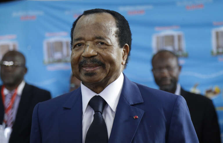 Le président camerounais, Paul Biya, vote lors de l’élection présidentielle, le 7 octobre, à Yaoundé.