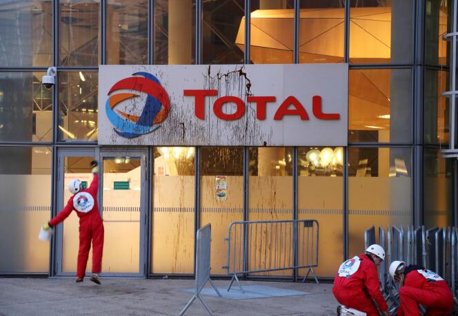 Action par l’ONG Greenpeace contre un projet d’extraction pétrolière au Brésil, au siège de Total, à Paris, en mars 2017.