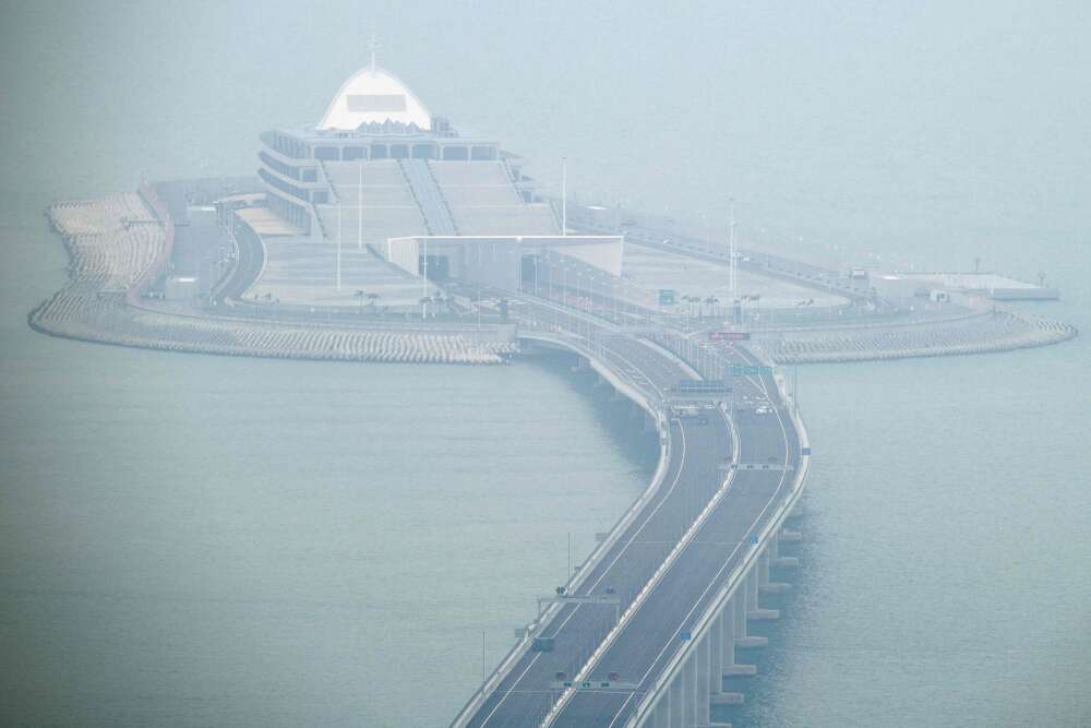 La section centrale du pont entre Macao et Hong Kong se transforme en un tunnel afin de laisser un passage aux bateaux Ã  travers le delta de la riviÃ¨re des Perles, qui est un des poumons Ã©conomiques de la Chine.