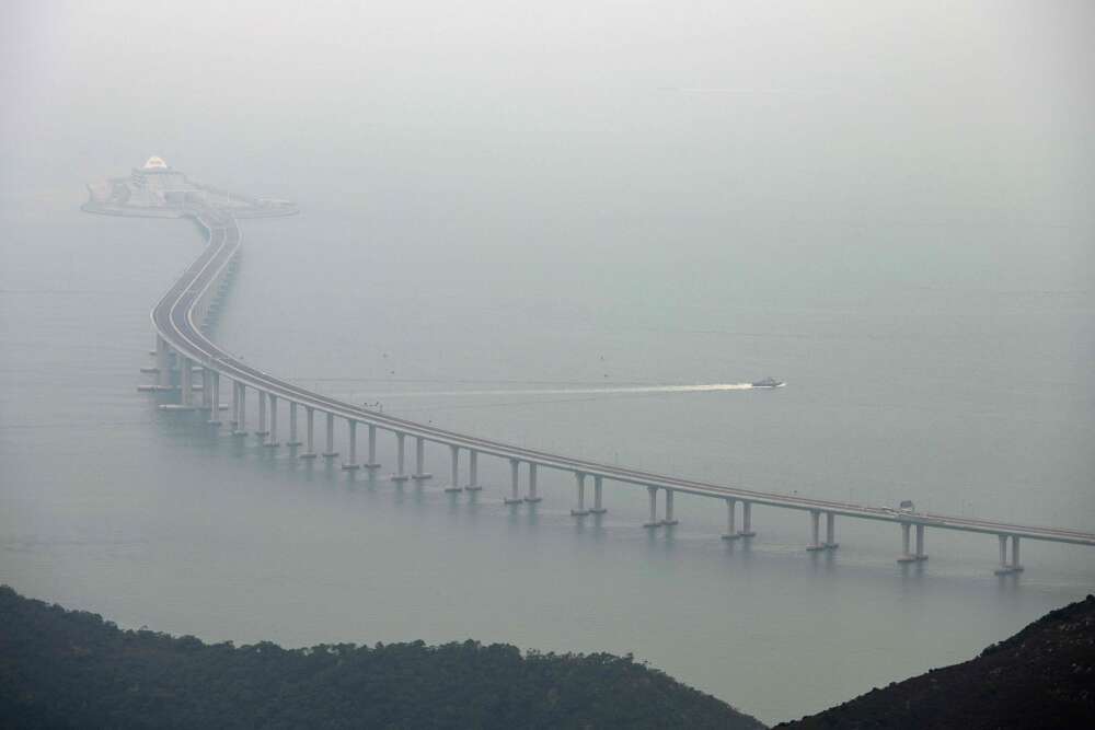 Le plus long pont maritime du monde par la distance quâ€™il couvre (55 kilomÃ¨tres), relie la ville de Macao Ã  Hong Kong.