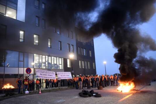Des employés de l’aciérie Ascoval brûlent des pneus en signe de protestation contre la possible fermeture de leur usine, devant le siège de Vallourec, à Valenciennes (Nord), le 18 octobre.