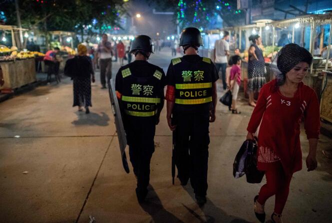 Une patrouille de police sur le marché de nuit de Kashgar, dans la province du Xinjiang, en territoire ouïgour.