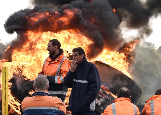 Des employés de l’aciérie Ascoval brûlent des pneus en signe de protestation contre la possible fermeture de leur usine, devant le siège de Vallourec, à Valenciennes (Nord), le 25 octobre.
