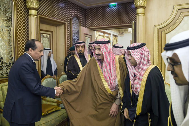 Le président mauritanien, Mohamed Ould Abdelaziz (à gauche), et le roi d’Arabie saoudite, Salman Ben Abdelaziz (centre), à Riyad, le 24 janvier 2015.