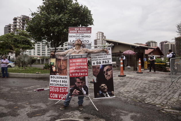 Un supporteur de Jair Bolsonaro devant le domicile du candidat d’extrême droite à la présidentielle, à Rio de Janeiro, le 6 octobre.