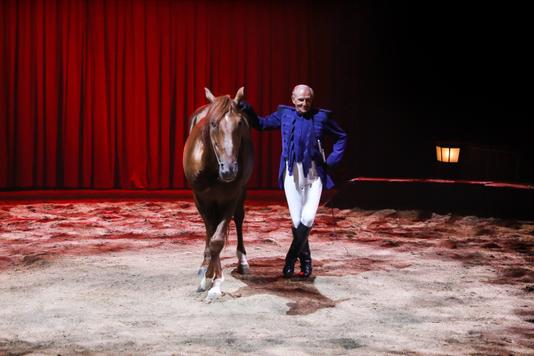 ELOÏSE VENE Le cheval Fado et Alexis Gruss dans le spectacle « Origines ».