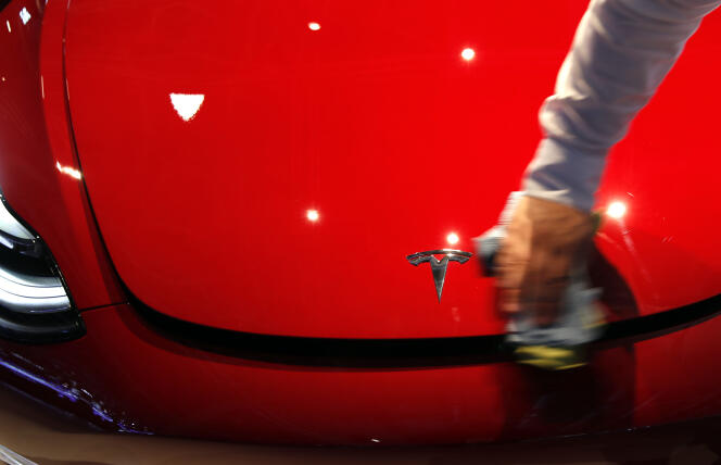Une Tesla Model 3, dont la production et les livraisons ont fortement augmenté, au Salon de l’automobile de Paris, le 3 octobre.