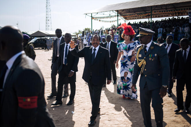 Le président camerounais, Paul Biya, accompagné par sa femme, Chantal, à Maroua, le 22 octobre 2018.