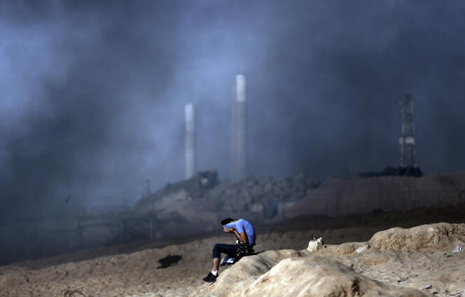 Un Palestinien se protège des gaz lacrymogènes tirés par l’armée israélienne, près de Beit Lahiya, le 22 octobre.