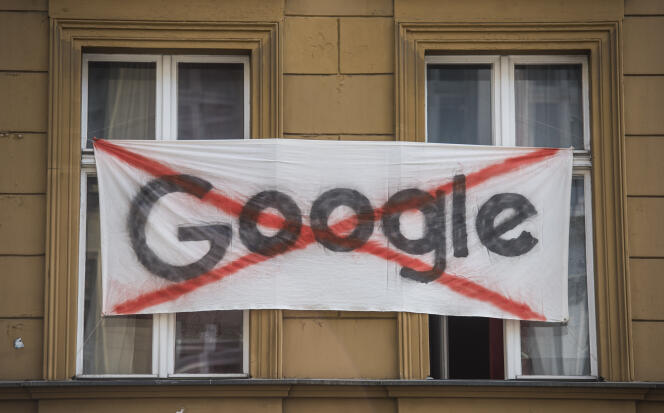 Une banderole anti-Google, sur la façade d’un immeuble du quartier de Kreuzberg, à Berlin, en août.